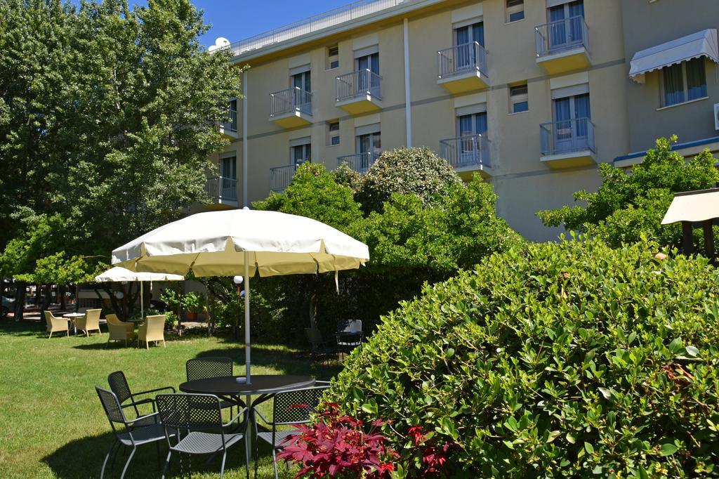 Hotel Janeiro Frontemare リド・ディ・イエゾロ エクステリア 写真