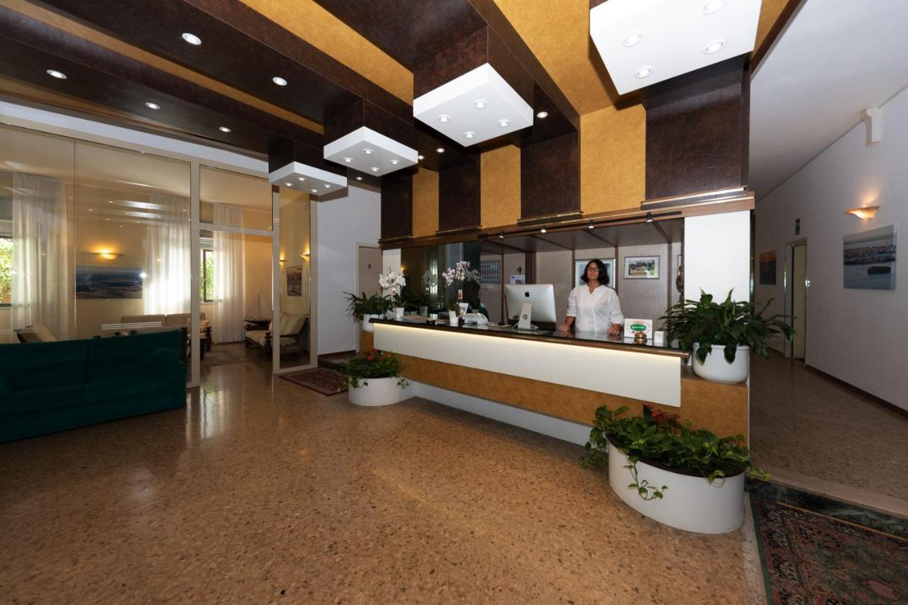 Hotel Janeiro Frontemare リド・ディ・イエゾロ エクステリア 写真